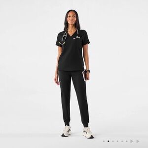 Figs Scrub Set—Catarina 1 pocket scrub top with matching Zamora joggers black